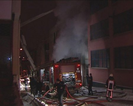 Üç Katlı Kereste Dükkanındaki Yangın Korkuttu