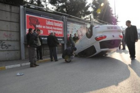 Üç Kez Takla Atan Otomobilden Yara Almadan Çıktılar