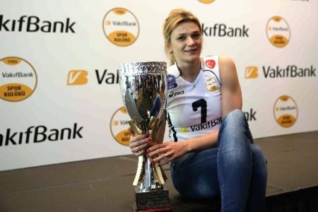 Üç kupayı birden kaldıran Vakıfbank, basınla buluştu