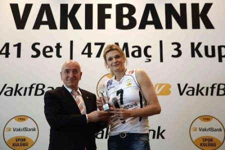 Üç kupayı birden kaldıran Vakıfbank, basınla buluştu