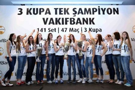 Üç kupayı birden kaldıran Vakıfbank, basınla buluştu