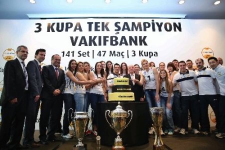 Üç kupayı birden kaldıran Vakıfbank, basınla buluştu
