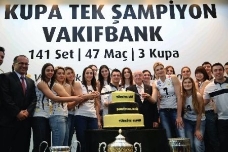Üç kupayı birden kaldıran Vakıfbank, basınla buluştu
