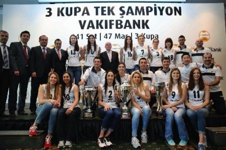 Üç kupayı birden kaldıran Vakıfbank, basınla buluştu