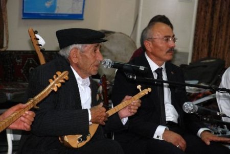 Üç Telli Cura Virtözü Hayri Dev: Türkülerimiz Bizi Biz Yapan Kültür Değerimizdir