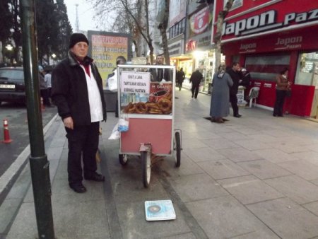 Üç yıldır simit alanı bedava tartıyor