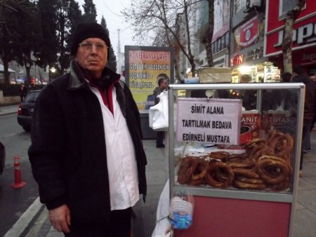 Üç yıldır simit alanı bedava tartıyor