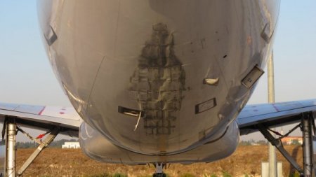 Uçağın kuyruğu piste çarptı