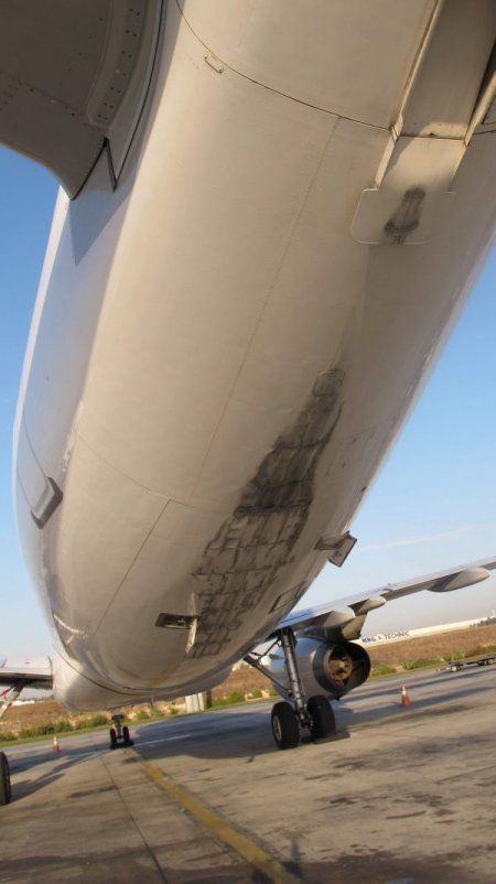 Uçağın kuyruğu piste çarptı