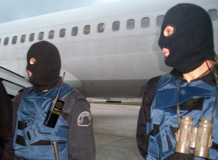 Uçak kaçırmaya kalkışanlar yanıyor