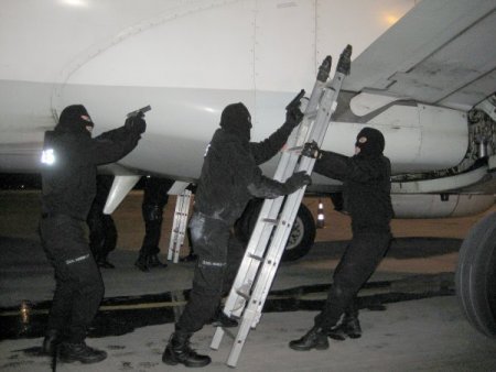 Uçak kaçırmaya kalkışanlar yanıyor