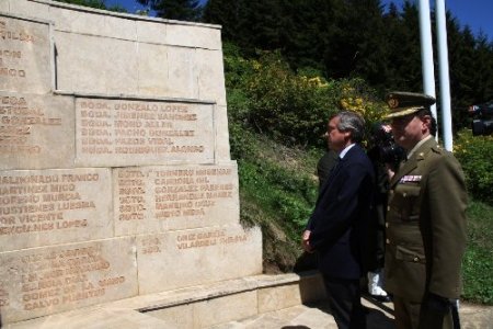 Uçak kazasında hayatını kaybeden İspanyol askerler törenle anıldı