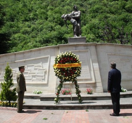 Uçak kazasında hayatını kaybeden İspanyol askerler törenle anıldı