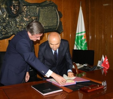 Uçak kazasında hayatını kaybeden İspanyol askerler törenle anıldı