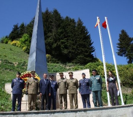 Uçak kazasında hayatını kaybeden İspanyol askerler törenle anıldı