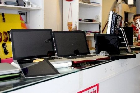 Uçaklarda unutulan eşyalar satışa çıktı