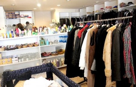 Uçaklarda unutulan eşyalar satışa çıktı