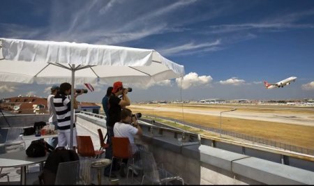 Uçakları, fotoğrafçı ajanlar izliyor