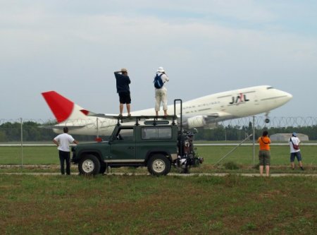 Uçakları, fotoğrafçı ajanlar izliyor