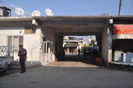 Uçaksavar mermisi isabet eden hal esnafı tedirgin