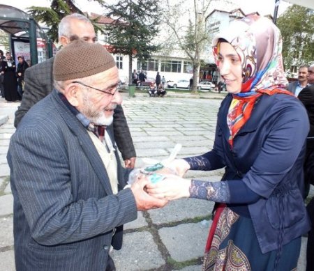 Ücretsiz ekmek dağıtarak israfa dikkat çektiler