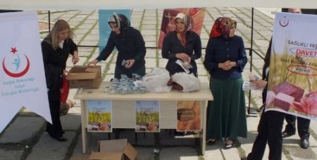 Ücretsiz ekmek dağıtarak israfa dikkat çektiler