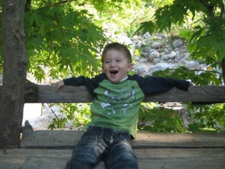 Uçumdan yuvarlanan otomobildeki 5 kişilik aile yok oldu