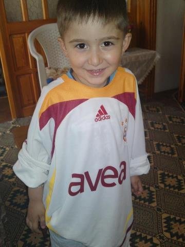 Uçumdan yuvarlanan otomobildeki 5 kişilik aile yok oldu