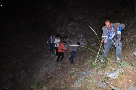 Uçumdan yuvarlanan otomobildeki 5 kişilik aile yok oldu