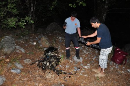 Uçumdan yuvarlanan otomobildeki 5 kişilik aile yok oldu