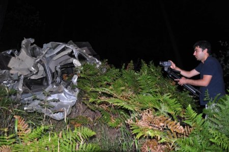 Uçumdan yuvarlanan otomobildeki 5 kişilik aile yok oldu