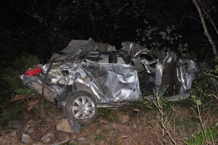 Uçumdan yuvarlanan otomobildeki 5 kişilik aile yok oldu