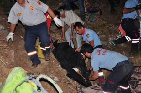 Uçumdan yuvarlanan otomobildeki 5 kişilik aile yok oldu