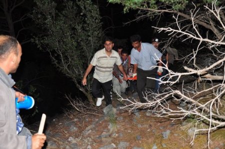 Uçumdan yuvarlanan otomobildeki 5 kişilik aile yok oldu