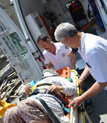 Üçüncü kattan aracın üzerine düşen yaşlı kadın yaralandı