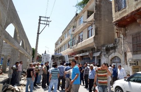 Üçüncü kattan aracın üzerine düşen yaşlı kadın yaralandı