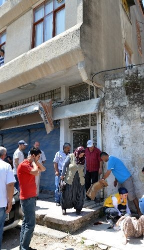 Üçüncü kattan aracın üzerine düşen yaşlı kadın yaralandı