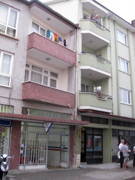 Üçüncü kattan düşen çocuk ağır yaralandı