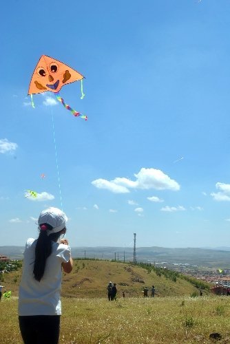 Uçurtmalar gökyüzünü renklendirdi