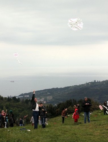 Uçurtmalar gökyüzünü süsledi