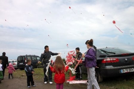 Uçurtmalar gökyüzünü süsledi