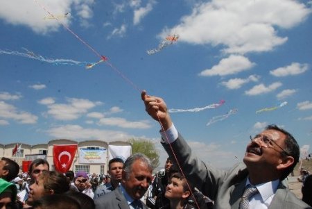 Uçurtmalar mutluluğa havalanacak