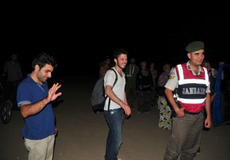 Uçuruma düşen çantanın peşinden gittiler, kayalıklarda mahsur kaldılar