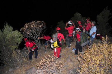 Uçuruma düşen çantanın peşinden gittiler, kayalıklarda mahsur kaldılar