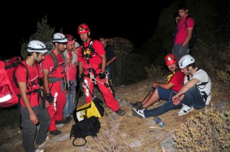 Uçuruma düşen çantanın peşinden gittiler, kayalıklarda mahsur kaldılar