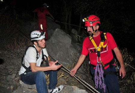 Uçuruma düşen çantanın peşinden gittiler, kayalıklarda mahsur kaldılar