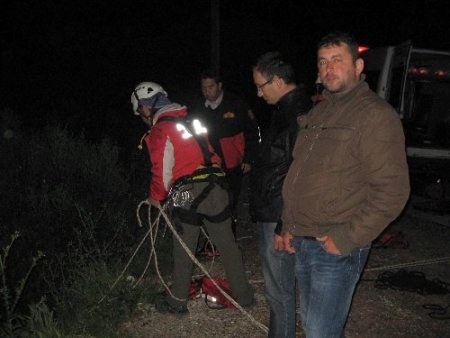 Uçuruma düşen hırsızlık zanlısını kurtarmak için ekipler seferber oldu