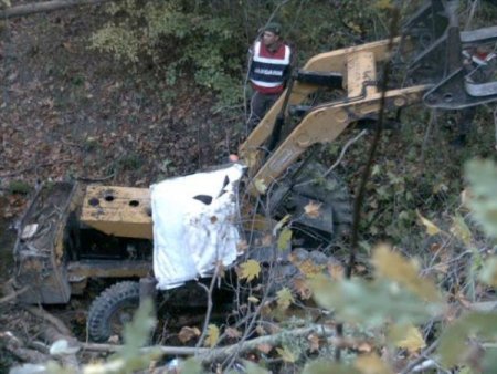 Uçuruma yuvarlanan iş makinesinin sürücüsü öldü