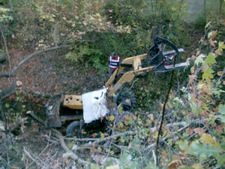 Uçuruma yuvarlanan iş makinesinin sürücüsü öldü