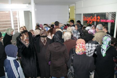 Ucuz Terlik İçin Birbirlerini Ezdiler